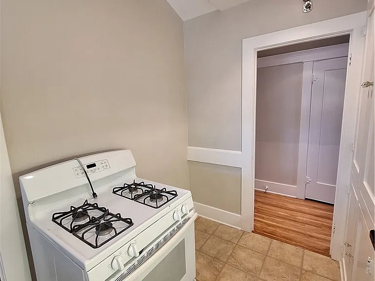 547 W Wilshire Ave — Photo 16