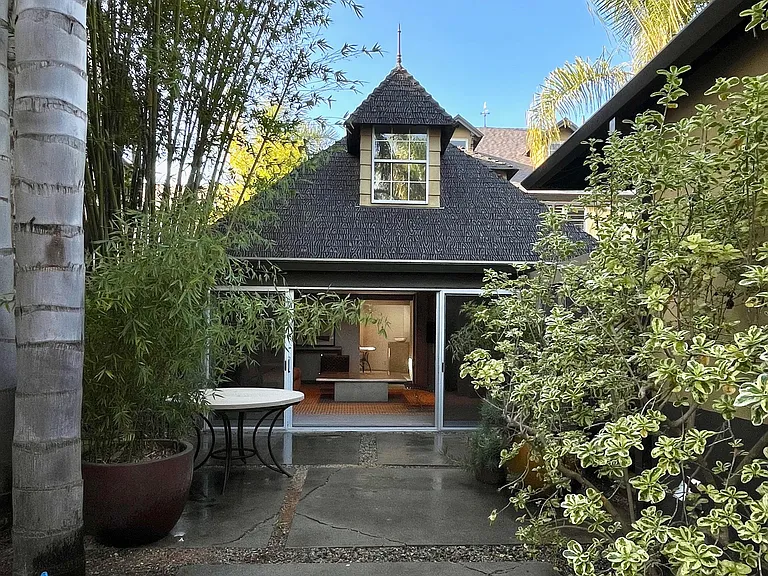Victoria Ave — Photo 1
