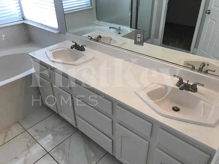 8041 Hilliard Ave — Photo 17