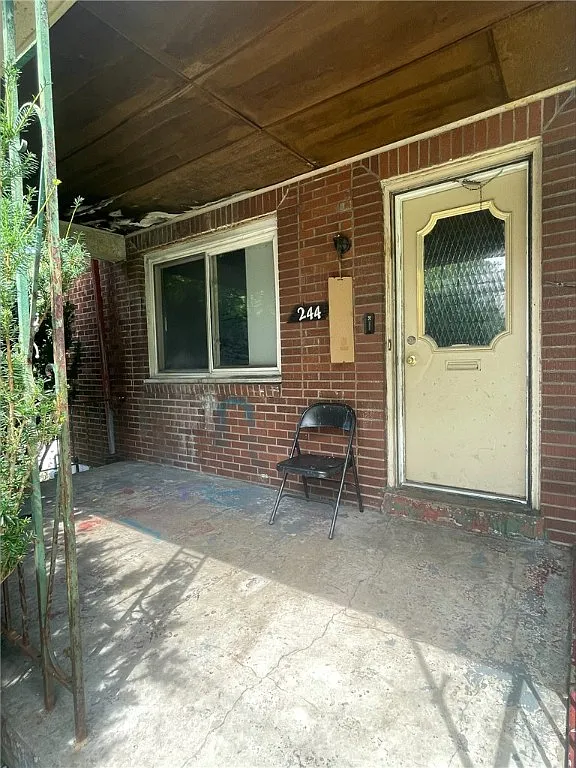 244 Chester Ave photo 1