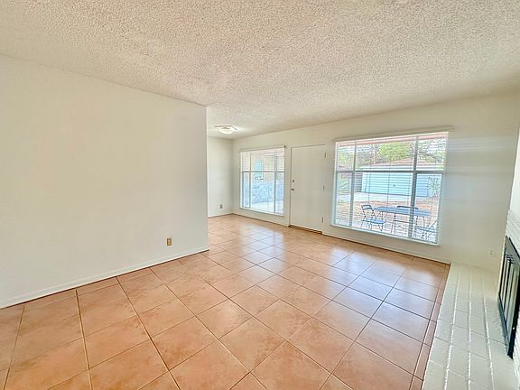 3rd image of 11238 Oxnard St