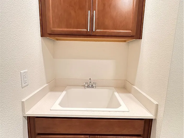 8038 Minavalle Ave — Photo 17