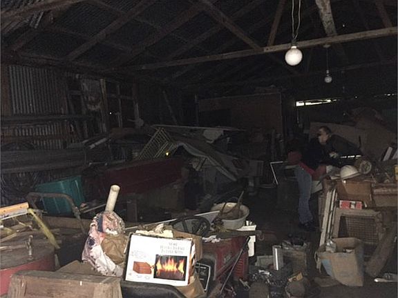 3rd image of 835 Holly St
