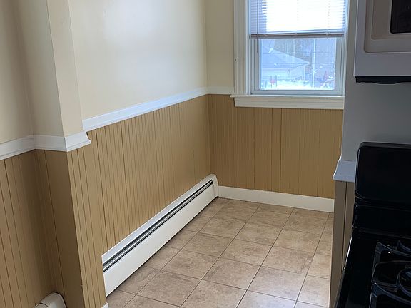 5th image of 1133 Lonsdale Ave