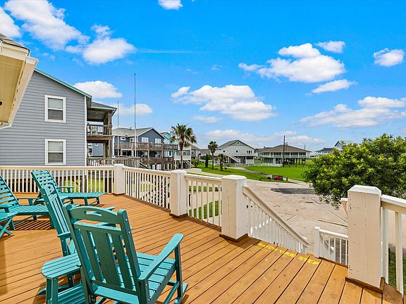 Large deck with loungers on front deck