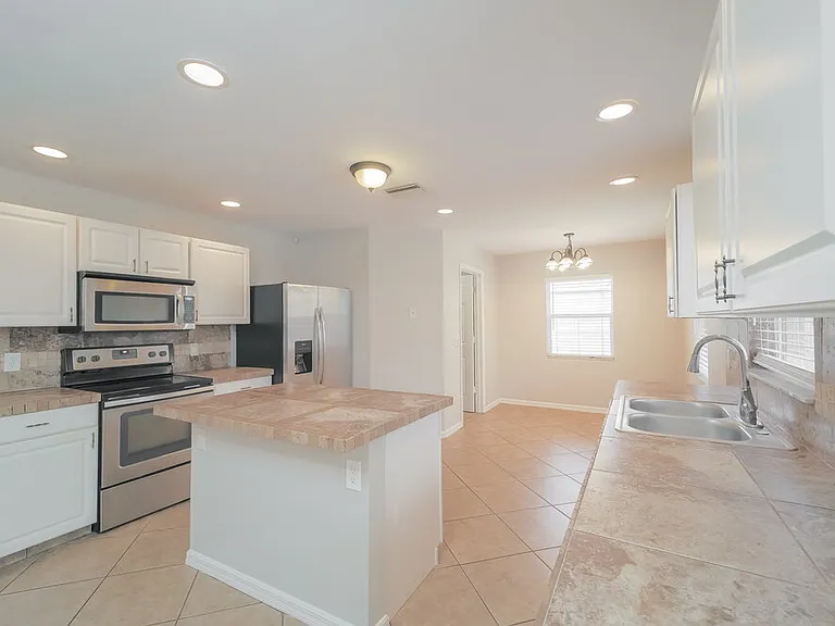 1413 SW 11th Pl — Photo 8
