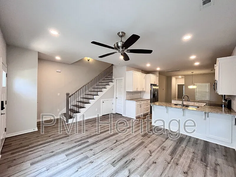3 bed, 3.5 bath, 1808 sqft, $2,000 — Photo 4