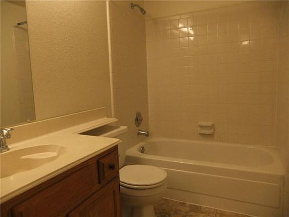 5th image of 2812 Glen Hollow Cir