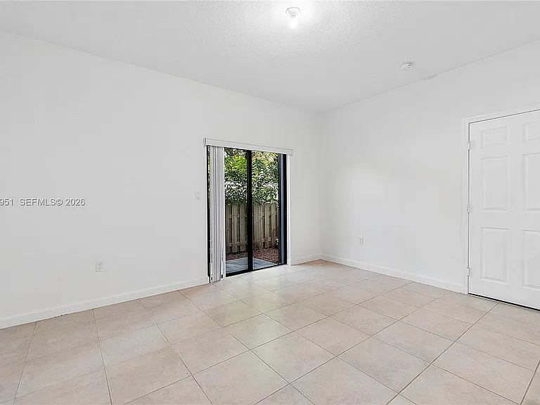 1541 SW 28th St #1541 — Photo 6