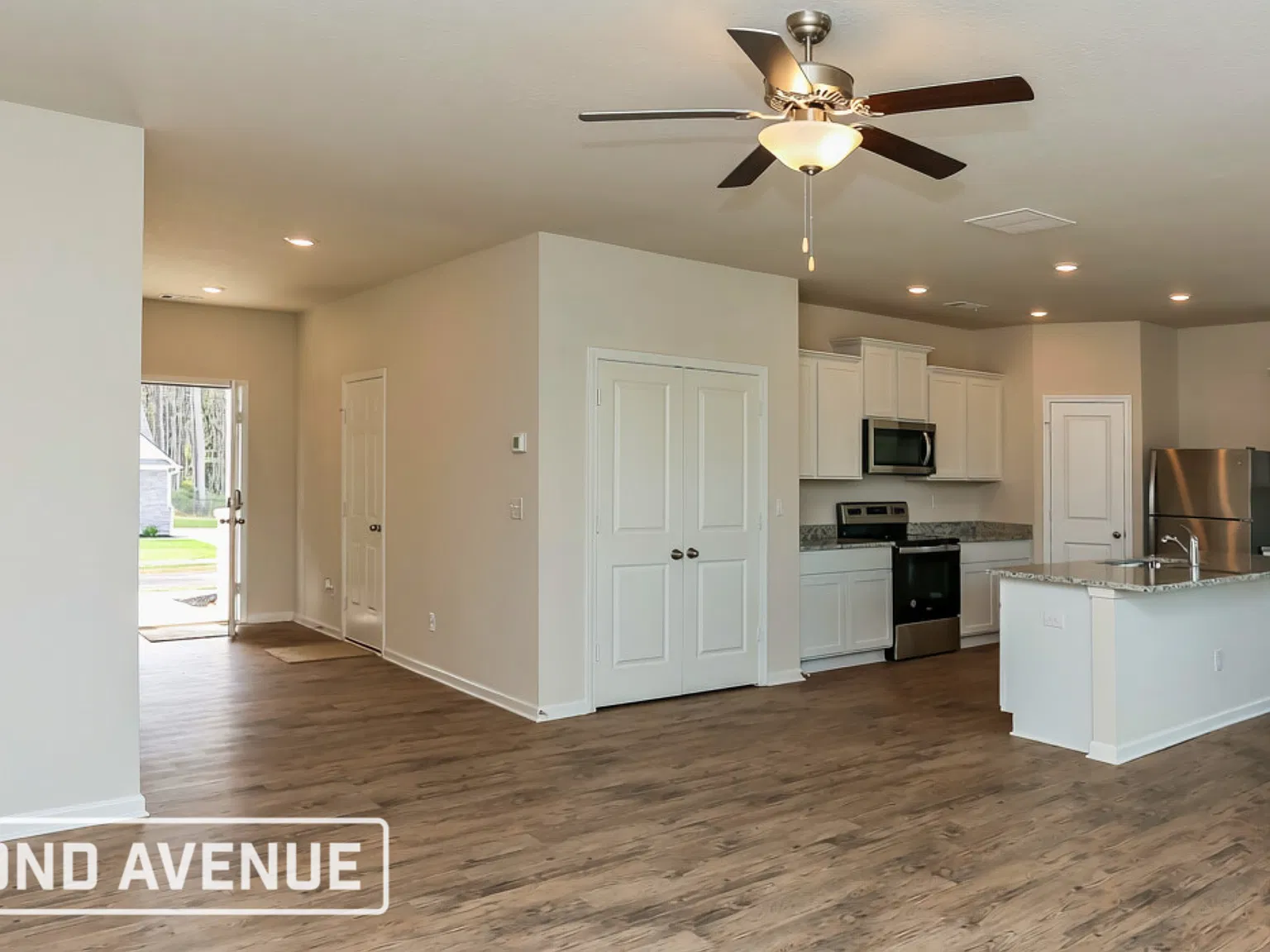 3 bed, 2.5 bath, 1896 sqft, $1,814 — Photo 2