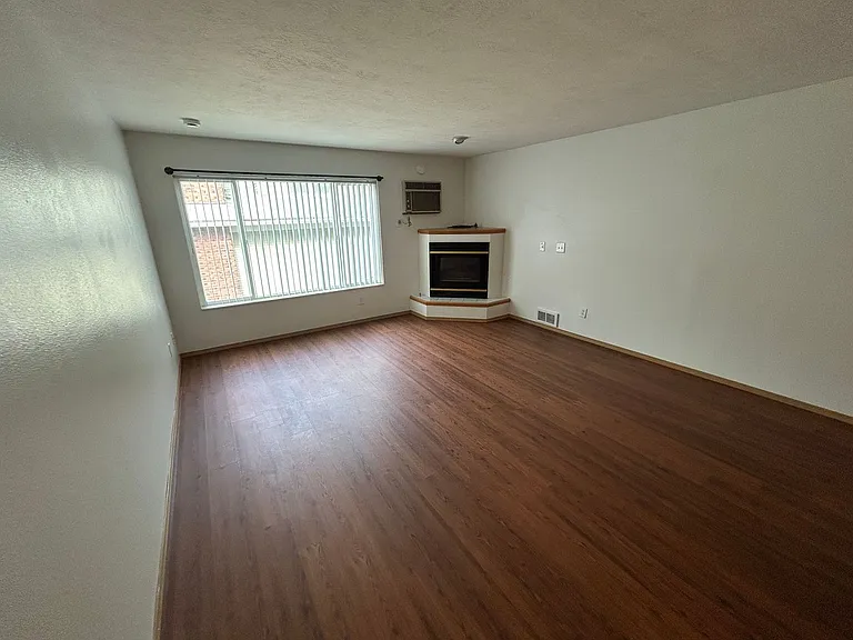 950 South Ash — Photo 8