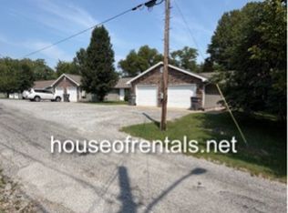 906 Pear St #D, Carterville, IL 62918