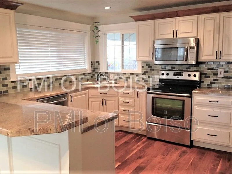 2 bed, 1.0 bath, 1144 sqft, $1,745 — Photo 3