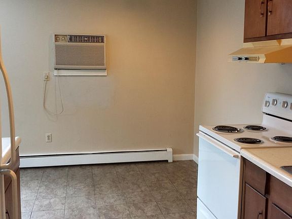 eating area, space for table in kitchen
