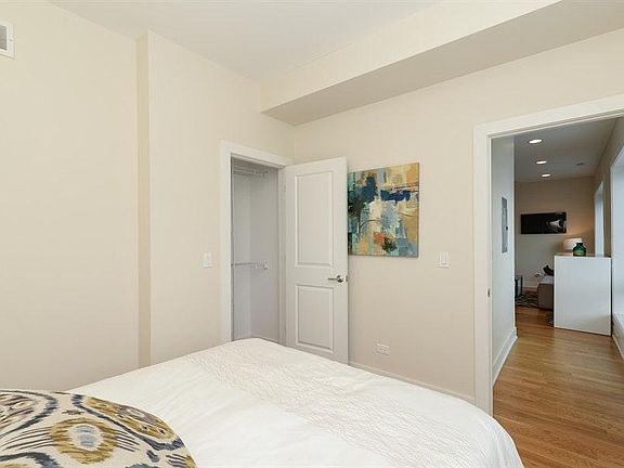 4th image of 4639 N Broadway St APT 202
