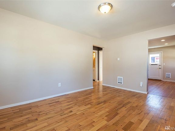4th image of 2951 38th Ave NE