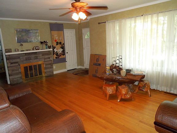 3rd image of 2027 Evergreen Dr
