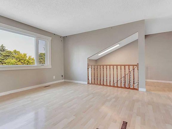 5th image of 8 N Whiteside Cres