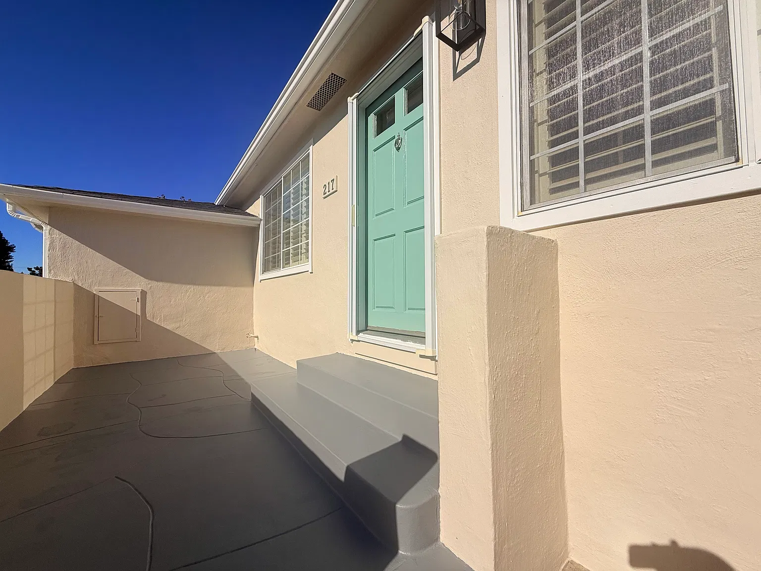 3 bed, 1330 sqft, $5,950 — Photo 2