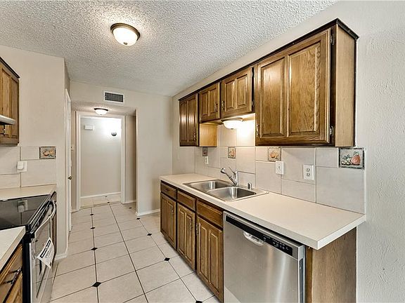 4th image of 810 Woodhaven Ln