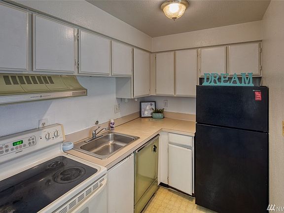 5th image of 3425 S 176th St Unit 206