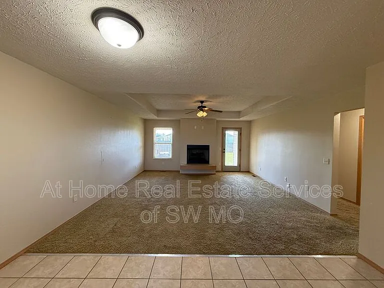 936 N Parkwood Ave — Photo 3