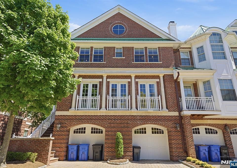 1st image of 900 Heights Ln