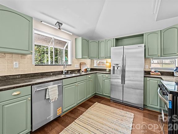 5th image of 819 Mill Creek Ln