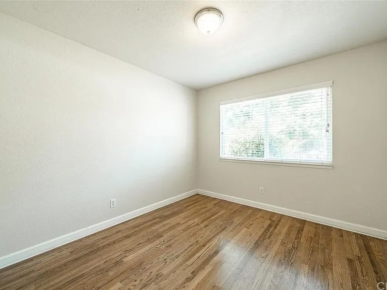 827 W 2nd Ave — Photo 10