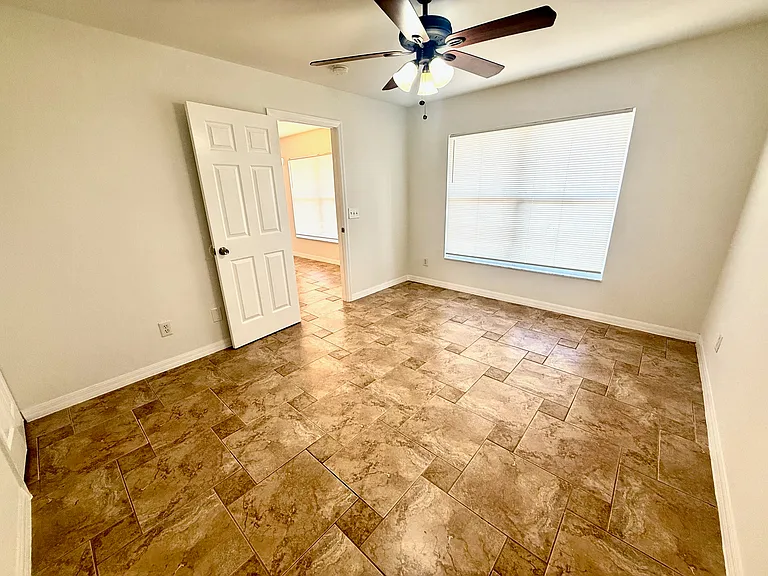 1241 Ermine St E — Photo 11