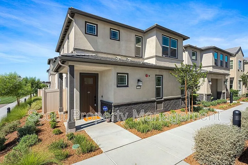 4 bed, 3.5 bath, 1850 sqft, $3,800 — Photo 2