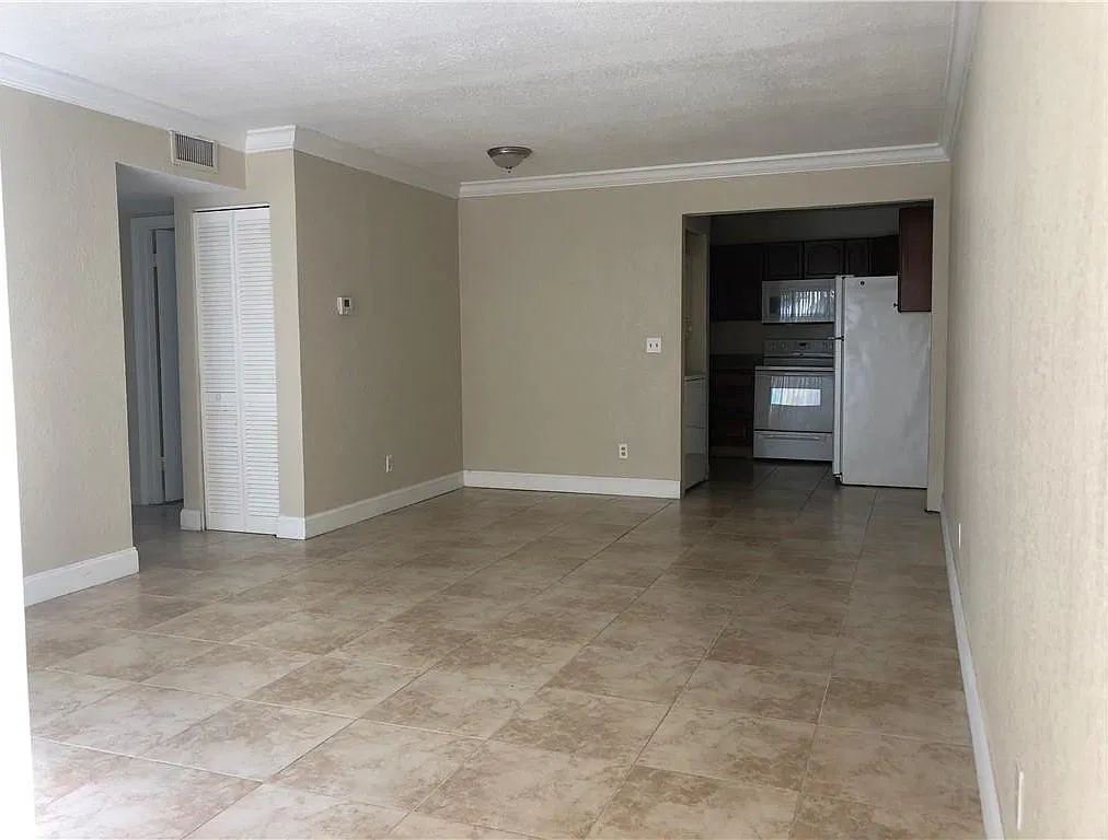 Grenadier Gardens Condo — Photo 4