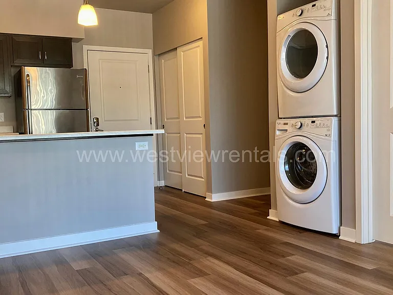 203 E Laurel St — Photo 147