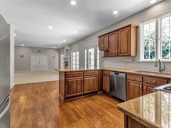 4th image of 9537 Cobblestone Dr