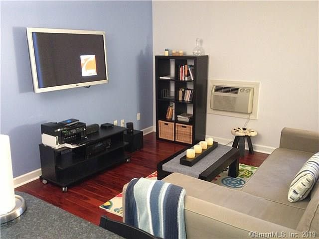 1st image of 1535 E Putnam Ave APT 406