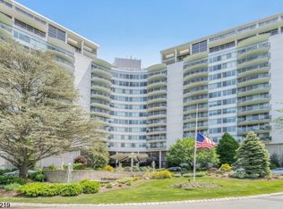 1 Claridge Dr APT 606, Verona, NJ 07044