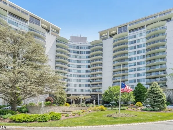 1 Claridge Dr #606, Verona Twp., NJ 07044