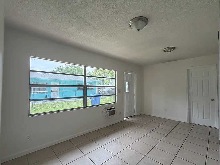 580 NE 34th St #4 — Photo 5