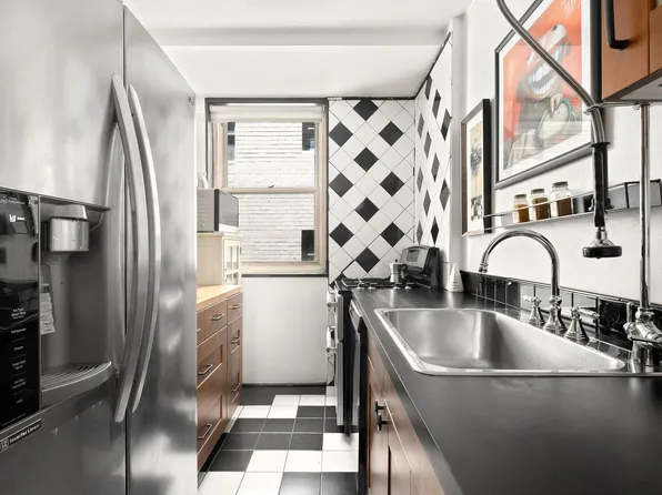 63 East 9th Street 4U image 4 of 5