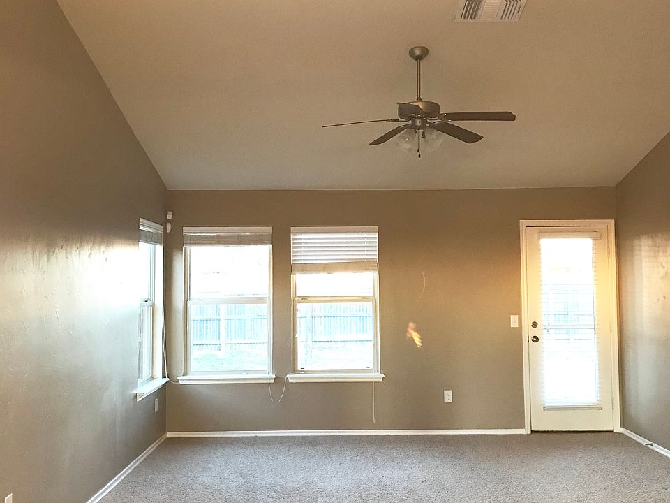 1st image of 909 SW 157th Cir