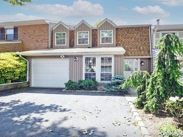 54 Estate Court #54, Woodbury, NY 11797