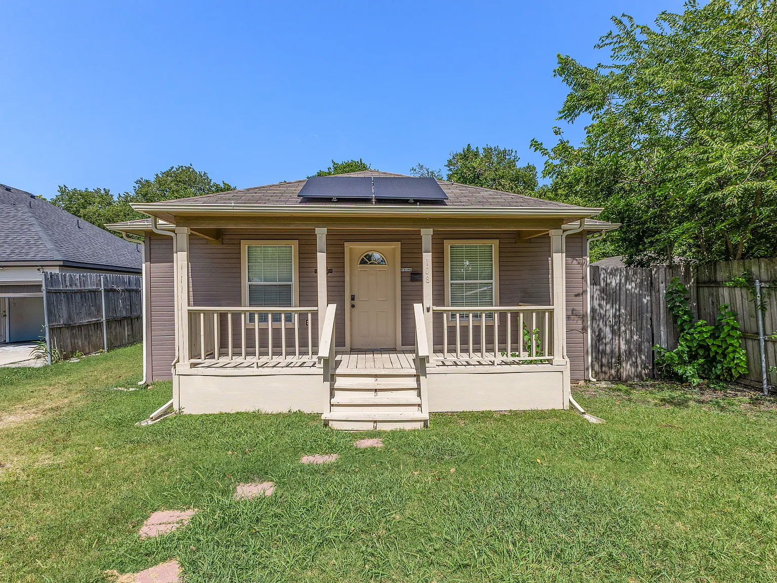 3 bed, 1176 sqft, $1,950 — Photo 1