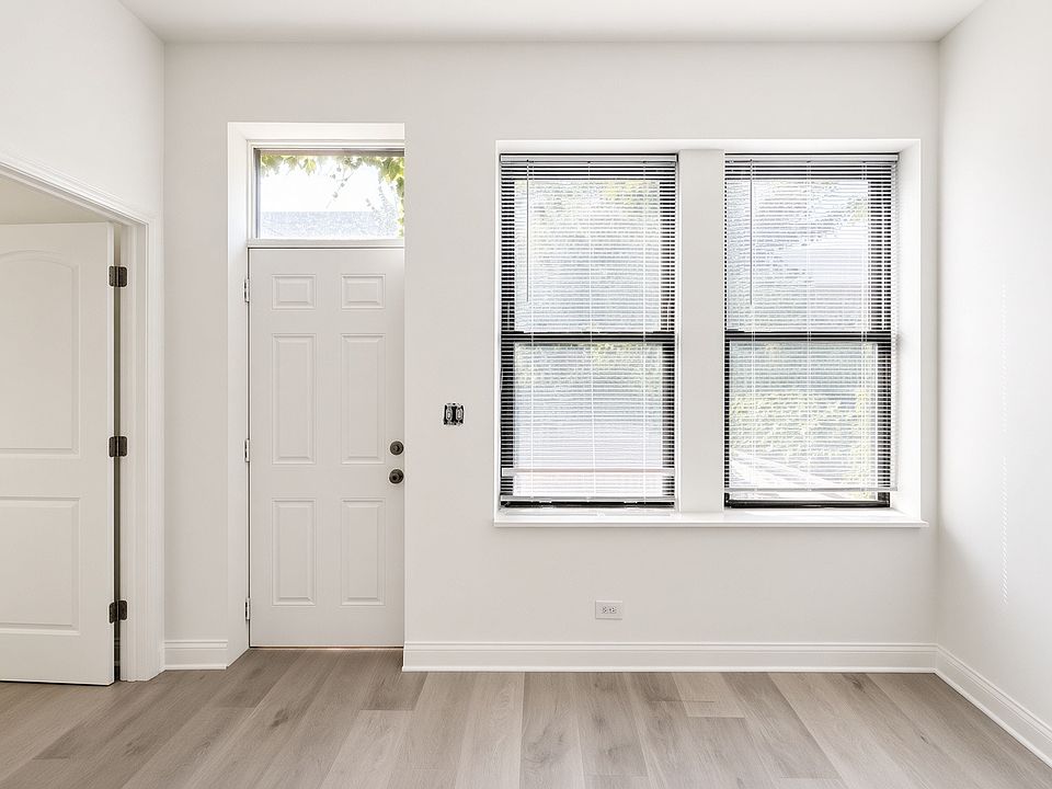 1st image of 4832 N Winthrop Ave APT 2E