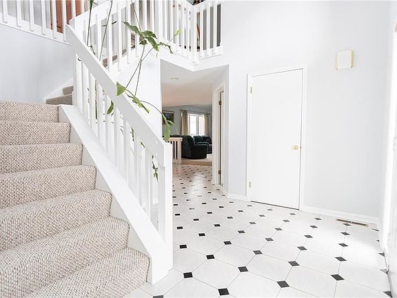 3rd image of 22 Yolanda Ct