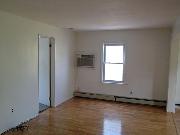 3rd image of 147 Montrose Ave