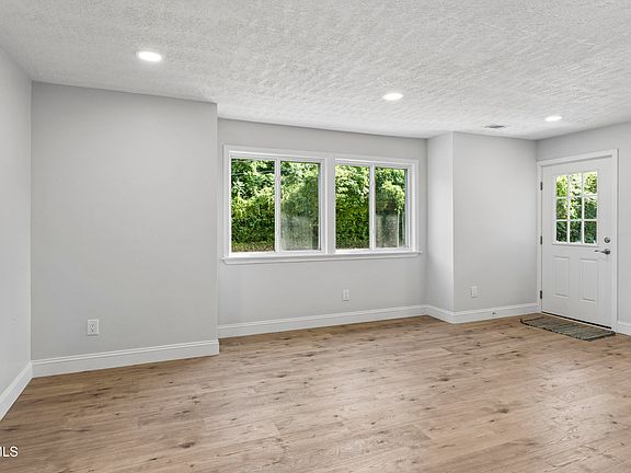 4th image of 4429 Island Rd