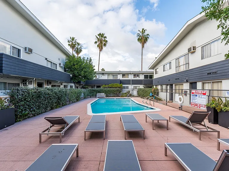 400 N Los Robles Avenue — Photo 11