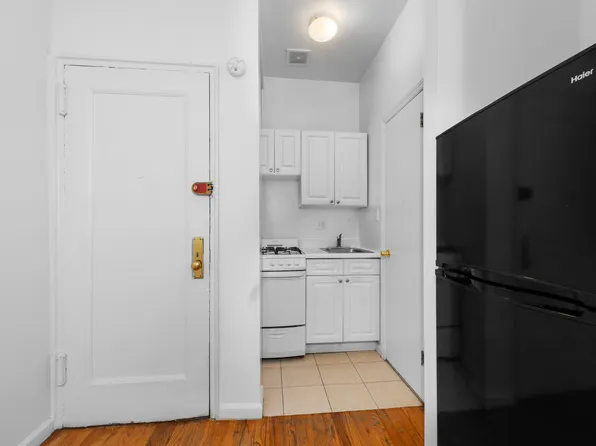 1473 First Avenue 2C image 2 of 5