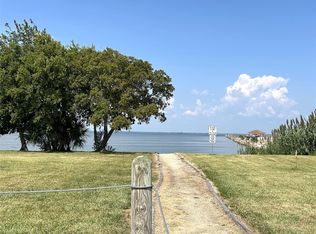 128 Shadylawn St, Shoreacres, TX 77571