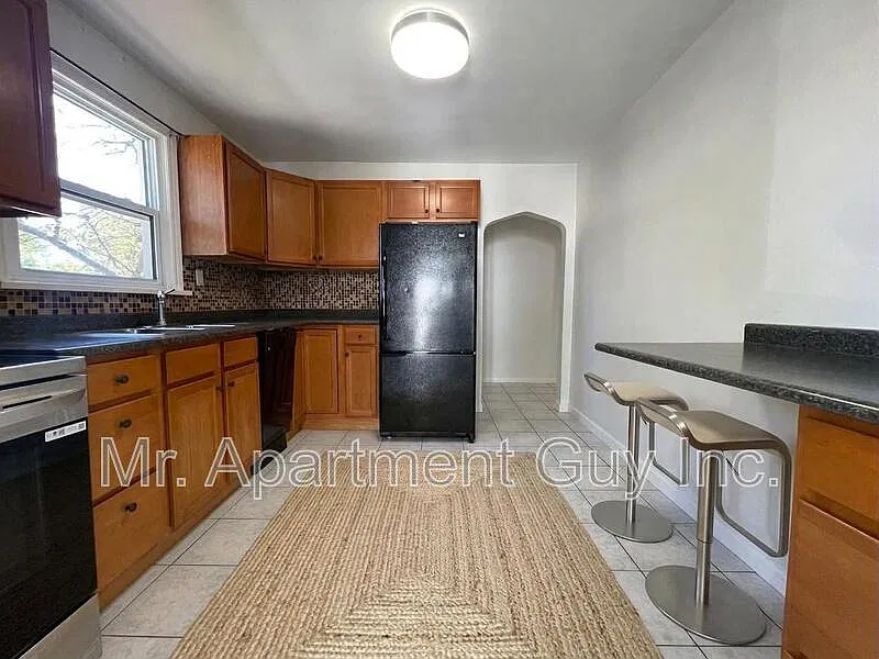 3 bed, 1.0 bath, $2,395 — Photo 4